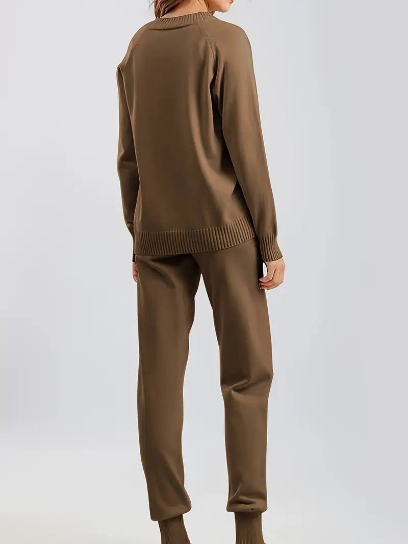 Dames lounge set met diepe V-hals trui en zachte broek – comfortabele & stijlvolle outfit voor thuis en onderweg