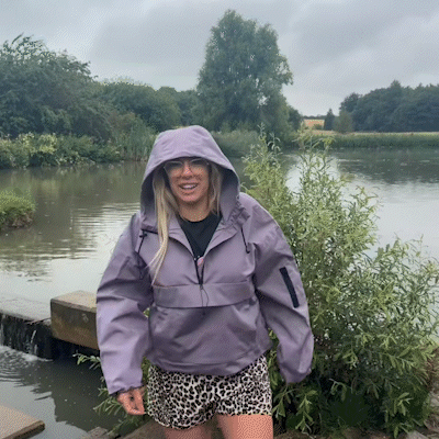 Dames anorak regenjas waterdicht en ademend met capuchon en ruime zakken voor wandelen, fietsen en dagelijks gebruik in diverse kleuren