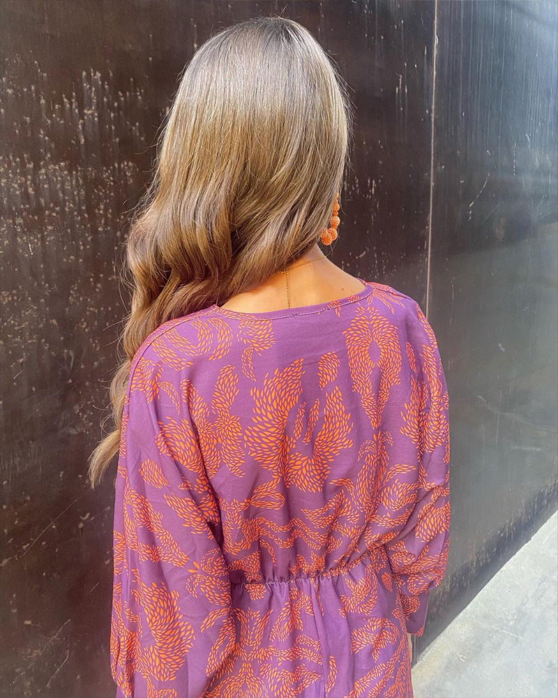 Luxe maxi jurk met diepe V-hals, gouden print en lange mouwen – stijlvolle feestjurk voor dames