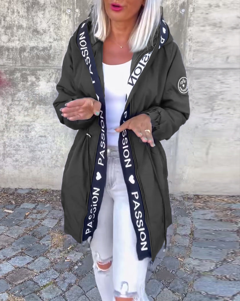 Dames warme winterjas met capuchon en verstelbare taille – comfortabele lange jas met stijlvolle details voor het koude seizoen