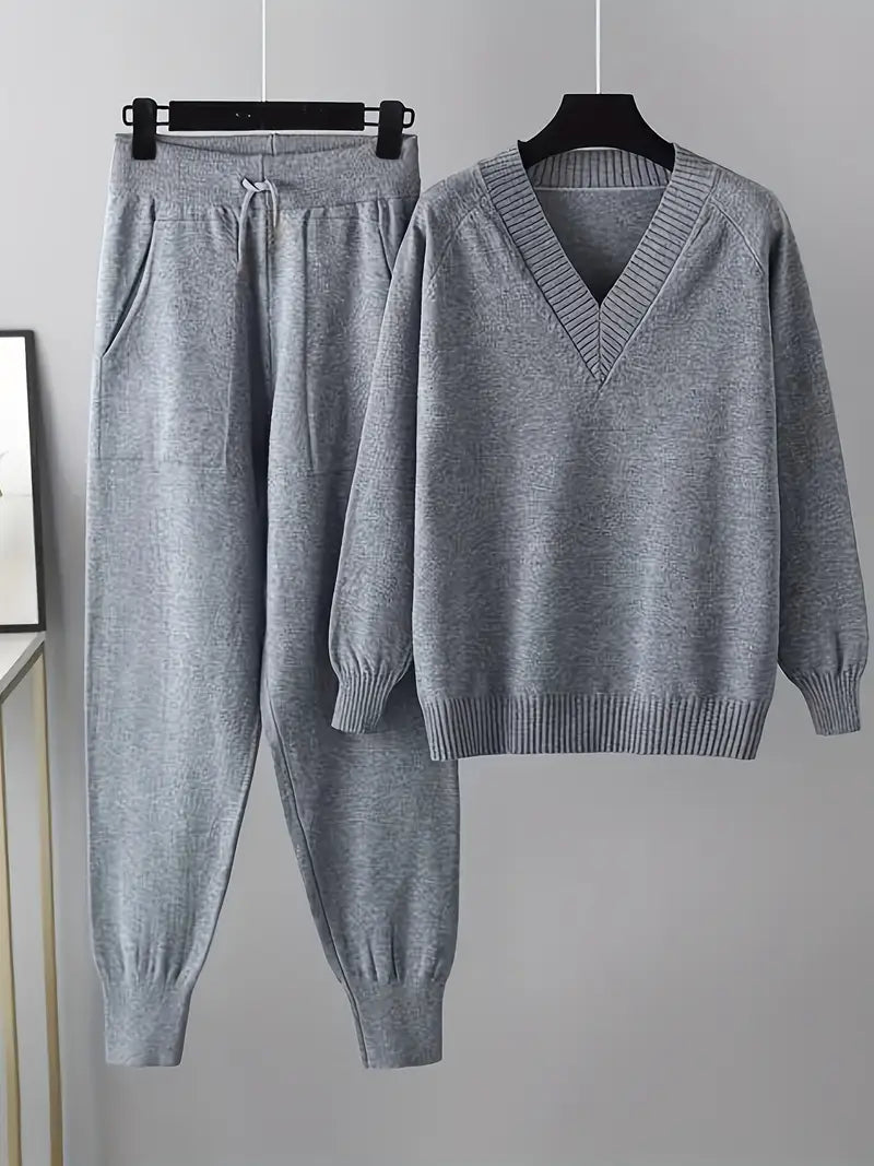 Dames lounge set met diepe V-hals trui en zachte broek – comfortabele & stijlvolle outfit voor thuis en onderweg