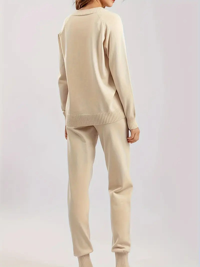 Dames lounge set met diepe V-hals trui en zachte broek – comfortabele & stijlvolle outfit voor thuis en onderweg