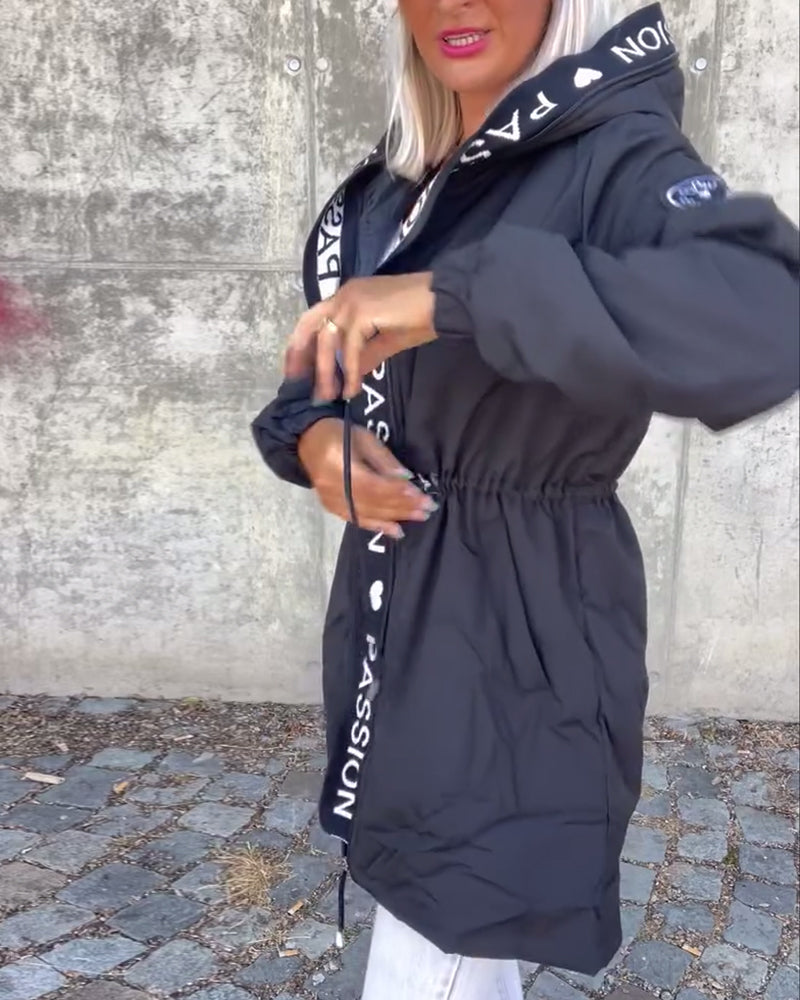 Dames warme winterjas met capuchon en verstelbare taille – comfortabele lange jas met stijlvolle details voor het koude seizoen