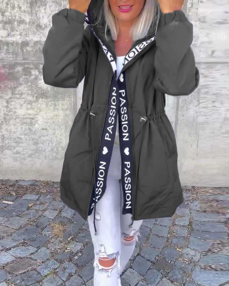 Dames warme winterjas met capuchon en verstelbare taille – comfortabele lange jas met stijlvolle details voor het koude seizoen