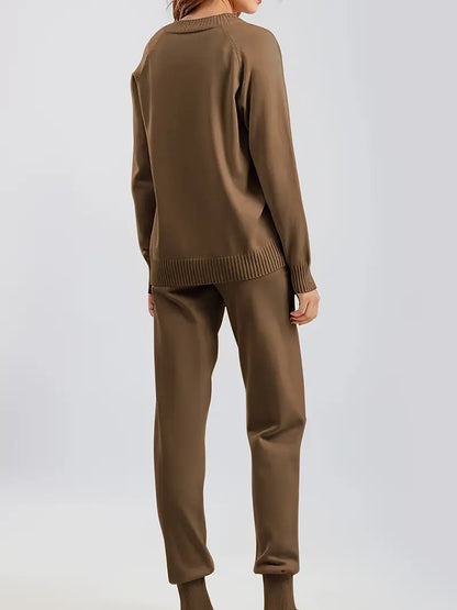 Dames lounge set met diepe V-hals trui en zachte broek – comfortabele & stijlvolle outfit voor thuis en onderweg