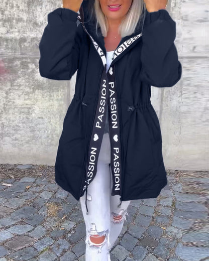 Dames warme winterjas met capuchon en verstelbare taille – comfortabele lange jas met stijlvolle details voor het koude seizoen