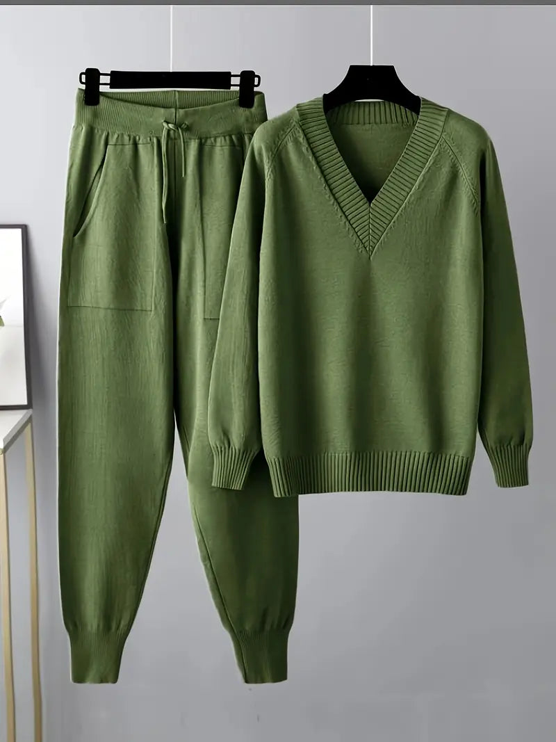 Dames lounge set met diepe V-hals trui en zachte broek – comfortabele & stijlvolle outfit voor thuis en onderweg