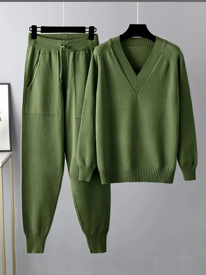 Dames lounge set met diepe V-hals trui en zachte broek – comfortabele & stijlvolle outfit voor thuis en onderweg