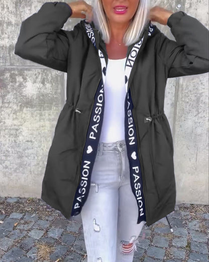 Dames warme winterjas met capuchon en verstelbare taille – comfortabele lange jas met stijlvolle details voor het koude seizoen
