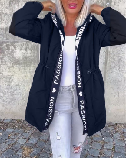 Dames warme winterjas met capuchon en verstelbare taille – comfortabele lange jas met stijlvolle details voor het koude seizoen