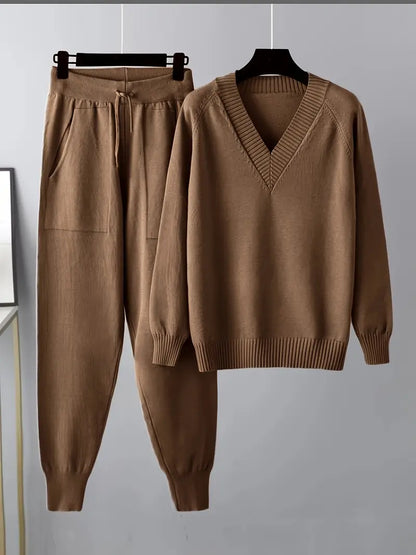 Dames lounge set met diepe V-hals trui en zachte broek – comfortabele & stijlvolle outfit voor thuis en onderweg