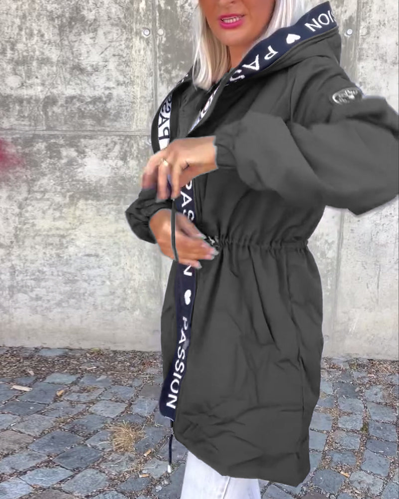 Dames warme winterjas met capuchon en verstelbare taille – comfortabele lange jas met stijlvolle details voor het koude seizoen