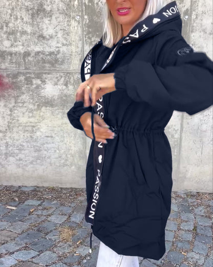 Dames warme winterjas met capuchon en verstelbare taille – comfortabele lange jas met stijlvolle details voor het koude seizoen