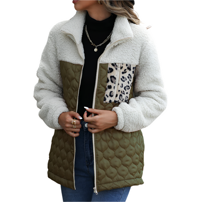 Warme dames jas van teddy fleece met gewatteerde details en ritssluiting ideaal voor frisse dagen in stijl
