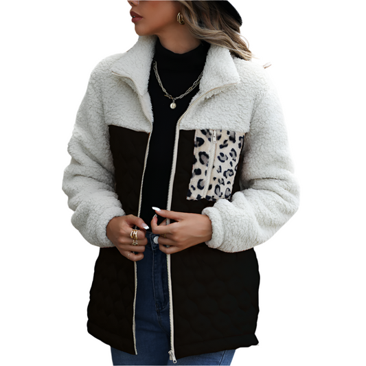 Warme dames jas van teddy fleece met gewatteerde details en ritssluiting ideaal voor frisse dagen in stijl