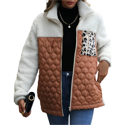 Warme dames jas van teddy fleece met gewatteerde details en ritssluiting ideaal voor frisse dagen in stijl