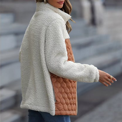 Warme dames jas van teddy fleece met gewatteerde details en ritssluiting ideaal voor frisse dagen in stijl