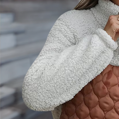 Warme dames jas van teddy fleece met gewatteerde details en ritssluiting ideaal voor frisse dagen in stijl