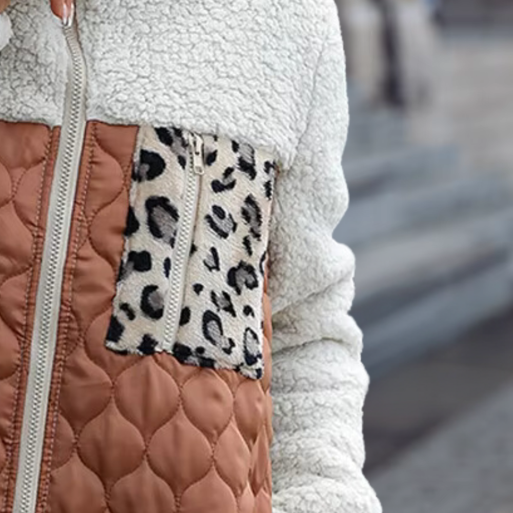Warme dames jas van teddy fleece met gewatteerde details en ritssluiting ideaal voor frisse dagen in stijl