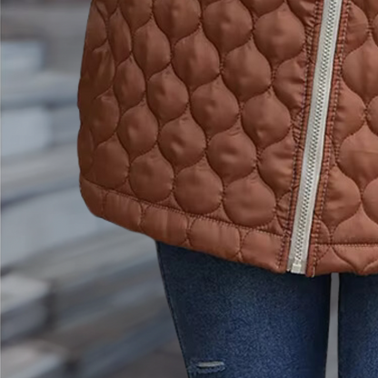 Warme dames jas van teddy fleece met gewatteerde details en ritssluiting ideaal voor frisse dagen in stijl