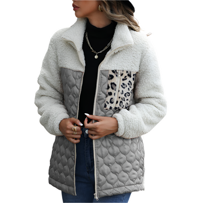 Warme dames jas van teddy fleece met gewatteerde details en ritssluiting ideaal voor frisse dagen in stijl