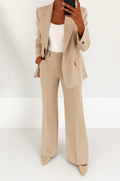 Stijlvol damespak met elegant jasje en comfortabele broek – perfecte tweedelige outfit voor werk, events en dagelijks gebruik