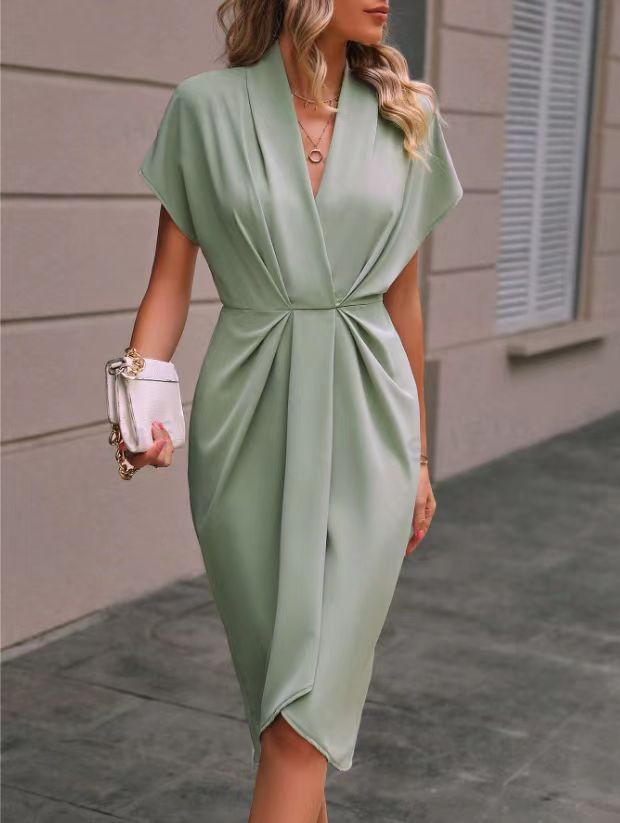 Elegante zwarte damesjurk met diepe V-hals, taille-accent en hoge split – perfecte cocktailjurk voor feestjes, diner of avondje uit