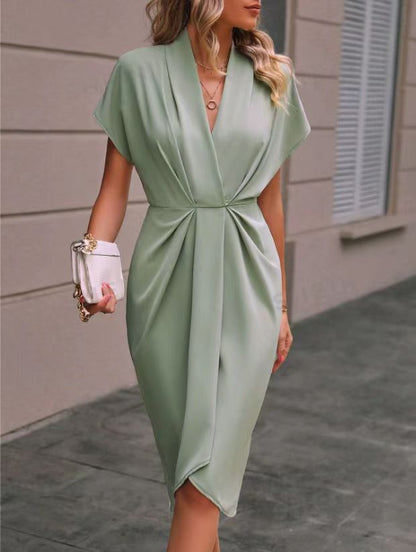 Elegante zwarte damesjurk met diepe V-hals, taille-accent en hoge split – perfecte cocktailjurk voor feestjes, diner of avondje uit