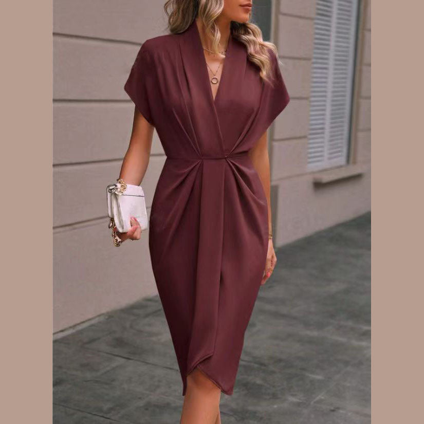 Elegante zwarte damesjurk met diepe V-hals, taille-accent en hoge split – perfecte cocktailjurk voor feestjes, diner of avondje uit