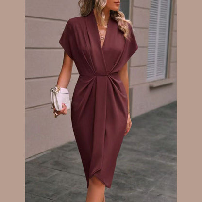 Elegante zwarte damesjurk met diepe V-hals, taille-accent en hoge split – perfecte cocktailjurk voor feestjes, diner of avondje uit