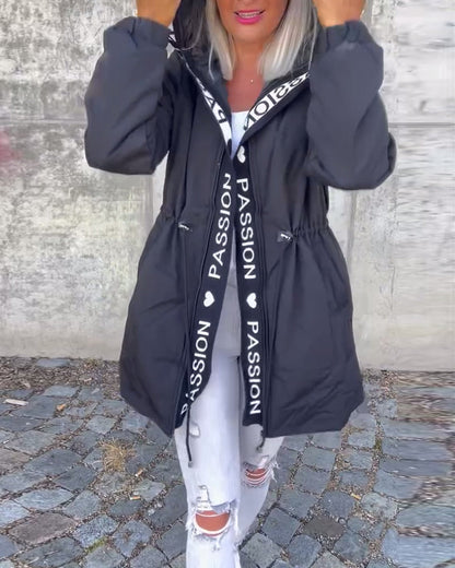 Dames warme winterjas met capuchon en verstelbare taille – comfortabele lange jas met stijlvolle details voor het koude seizoen