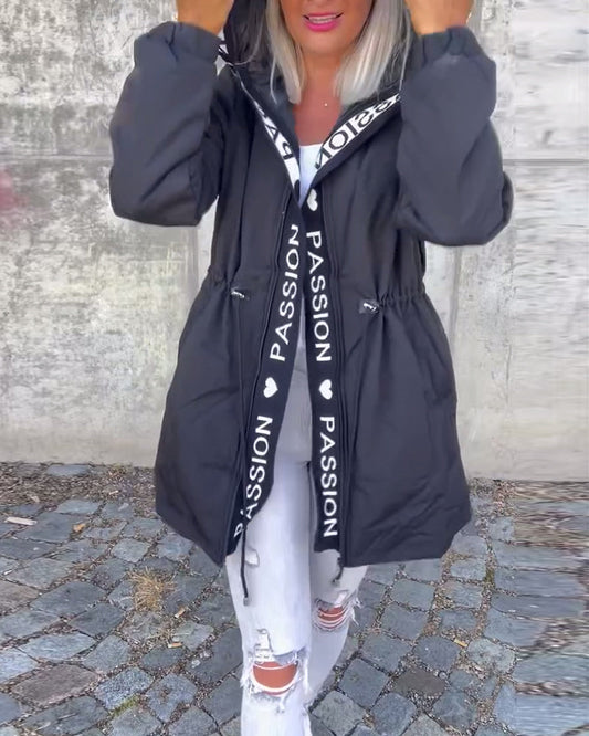 Dames warme winterjas met capuchon en verstelbare taille – comfortabele lange jas met stijlvolle details voor het koude seizoen