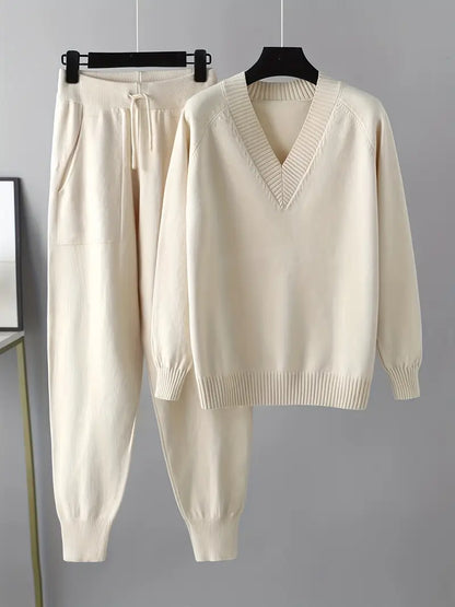 Dames lounge set met diepe V-hals trui en zachte broek – comfortabele & stijlvolle outfit voor thuis en onderweg