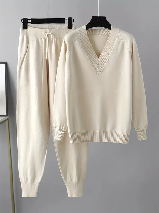 Dames lounge set met diepe V-hals trui en zachte broek – comfortabele & stijlvolle outfit voor thuis en onderweg