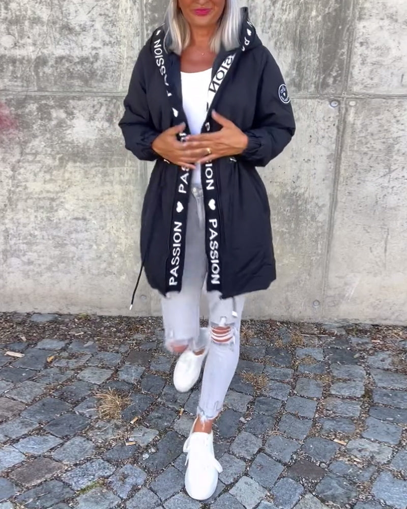 Dames warme winterjas met capuchon en verstelbare taille – comfortabele lange jas met stijlvolle details voor het koude seizoen